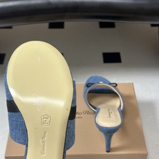 Gianvito Rossi 26春夏新款 罗西GR 经典R扣一字带平底凉拖鞋细高跟拖鞋 以品牌标志性的简约一字带廓形为 Gianvito Rossi 26春夏新款 罗西GR 经典R扣一字带平底凉拖鞋细高跟拖鞋 以品牌标志性的简约一字带廓形为