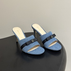 Gianvito Rossi 26春夏新款 罗西GR 经典R扣一字带平底凉拖鞋细高跟拖鞋 以品牌标志性的简约一字带廓形为 Gianvito Rossi 26春夏新款 罗西GR 经典R扣一字带平底凉拖鞋细高跟拖鞋 以品牌标志性的简约一字带廓形为