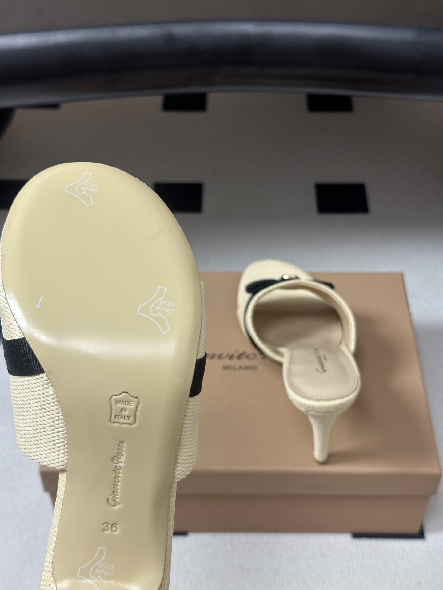 Gianvito Rossi 26春夏新款 罗西GR 经典R扣一字带平底凉拖鞋细高跟拖鞋 以品牌标志性的简约一字带廓形为 Gianvito Rossi 26春夏新款 罗西GR 经典R扣一字带平底凉拖鞋细高跟拖鞋 以品牌标志性的简约一字带廓形为