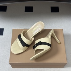 Gianvito Rossi 26春夏新款 罗西GR 经典R扣一字带平底凉拖鞋细高跟拖鞋 以品牌标志性的简约一字带廓形为 Gianvito Rossi 26春夏新款 罗西GR 经典R扣一字带平底凉拖鞋细高跟拖鞋 以品牌标志性的简约一字带廓形为