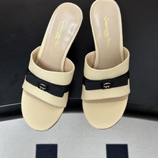 Gianvito Rossi 26春夏新款 罗西GR 经典R扣一字带平底凉拖鞋细高跟拖鞋 以品牌标志性的简约一字带廓形为 Gianvito Rossi 26春夏新款 罗西GR 经典R扣一字带平底凉拖鞋细高跟拖鞋 以品牌标志性的简约一字带廓形为