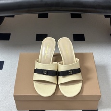 Gianvito Rossi 26春夏新款 罗西GR 经典R扣一字带平底凉拖鞋细高跟拖鞋 以品牌标志性的简约一字带廓形为 Gianvito Rossi 26春夏新款 罗西GR 经典R扣一字带平底凉拖鞋细高跟拖鞋 以品牌标志性的简约一字带廓形为