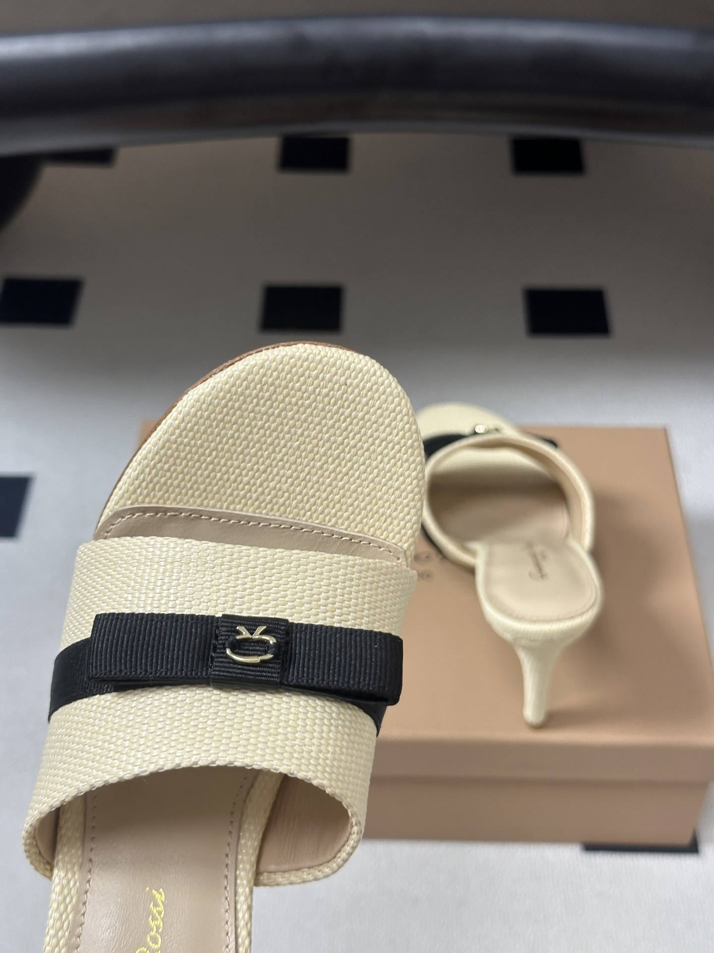 Gianvito Rossi 26春夏新款 罗西GR 经典R扣一字带平底凉拖鞋细高跟拖鞋 以品牌标志性的简约一字带廓形为 Gianvito Rossi 26春夏新款 罗西GR 经典R扣一字带平底凉拖鞋细高跟拖鞋 以品牌标志性的简约一字带廓形为