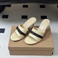 Gianvito Rossi 26春夏新款 罗西GR 经典R扣一字带平底凉拖鞋细高跟拖鞋 以品牌标志性的简约一字带廓形为 Gianvito Rossi 26春夏新款 罗西GR 经典R扣一字带平底凉拖鞋细高跟拖鞋 以品牌标志性的简约一字带廓形为
