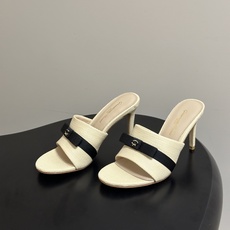 Gianvito Rossi 26春夏新款 罗西GR 经典R扣一字带平底凉拖鞋细高跟拖鞋 以品牌标志性的简约一字带廓形为 Gianvito Rossi 26春夏新款 罗西GR 经典R扣一字带平底凉拖鞋细高跟拖鞋 以品牌标志性的简约一字带廓形为