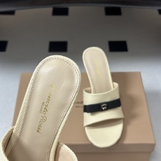 Gianvito Rossi 26春夏新款 罗西GR 经典R扣一字带平底凉拖鞋细高跟拖鞋 以品牌标志性的简约一字带廓形为 Gianvito Rossi 26春夏新款 罗西GR 经典R扣一字带平底凉拖鞋细高跟拖鞋 以品牌标志性的简约一字带廓形为