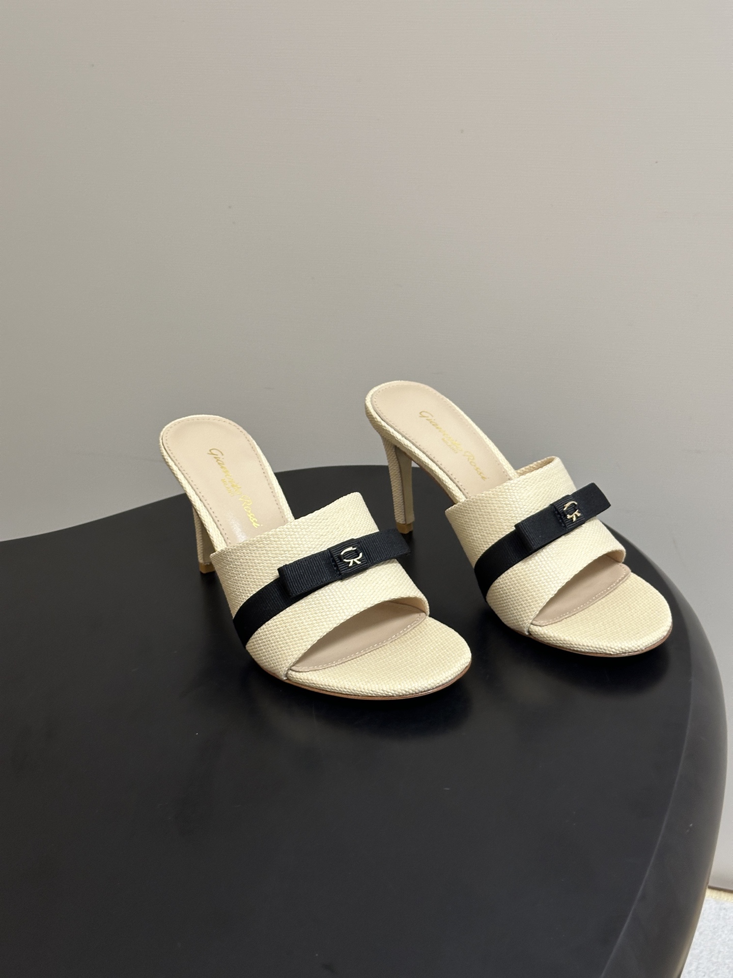 NO:958225,- Gianvito Rossi 26 spring and summer new model Rossi GR classic R buckle one-strap flat sandals and stiletto slippers. Based on the brand's iconic simple one-strap silhouette, with a natural straw texture upper, supplemented by black ribbons and metal buckles, there is no unnecessary complicated design, but it has an effortless noble atmosphere. The soft light color is perfect for all wearing scenes in summer, from commuting to vacation, it can easily become the highlight of the style.  It has a light and sophisticated buff when paired with it. Paired with drapey wide-leg pants, it can create a casual French laziness. Paired with a simple dress, it can instantly turn into a gentle temperament. Even paired with denim items, it can create unexpected fashion sparks, making it easy to choose different styles. The upper is customized linen fabric, the lining is sheepskin, and the sole is Italian leather outsole.  Size 35-39 (40.41 customized, non-refundable), slippers, slippers, espadrilles, skirts, sheepskin, Leather soles19860909- Gianvito Rossi 26春夏新款 罗西GR 经典R扣一字带平底凉拖鞋细高跟拖鞋 以品牌标志性的简约一字带廓形为基底,搭配天然草编质感的鞋面,辅以黑色饰带与金属扣点缀,没有多余的繁杂设计,却自带不费力的贵气氛围.柔和的浅色调完美适配夏日的所有穿搭场景,从通勤到度假,都能轻松成为造型亮点. 搭配上更是自带轻熟buff,搭配垂感阔腿裤能穿出随性的法式慵懒感,搭配简约连衣裙又能秒变温柔气质挂,甚至搭配牛仔单品也能碰撞出意想不到的时髦火花,轻松拿捏不同风格. 鞋面定制亚麻布面料 内里垫脚羊皮 鞋底意大利真皮大底 码数35-39（40.41定做不退换）,拖鞋,slippers,espadrilles,skirts,sheepskin,Leather soles,Women's Shoes