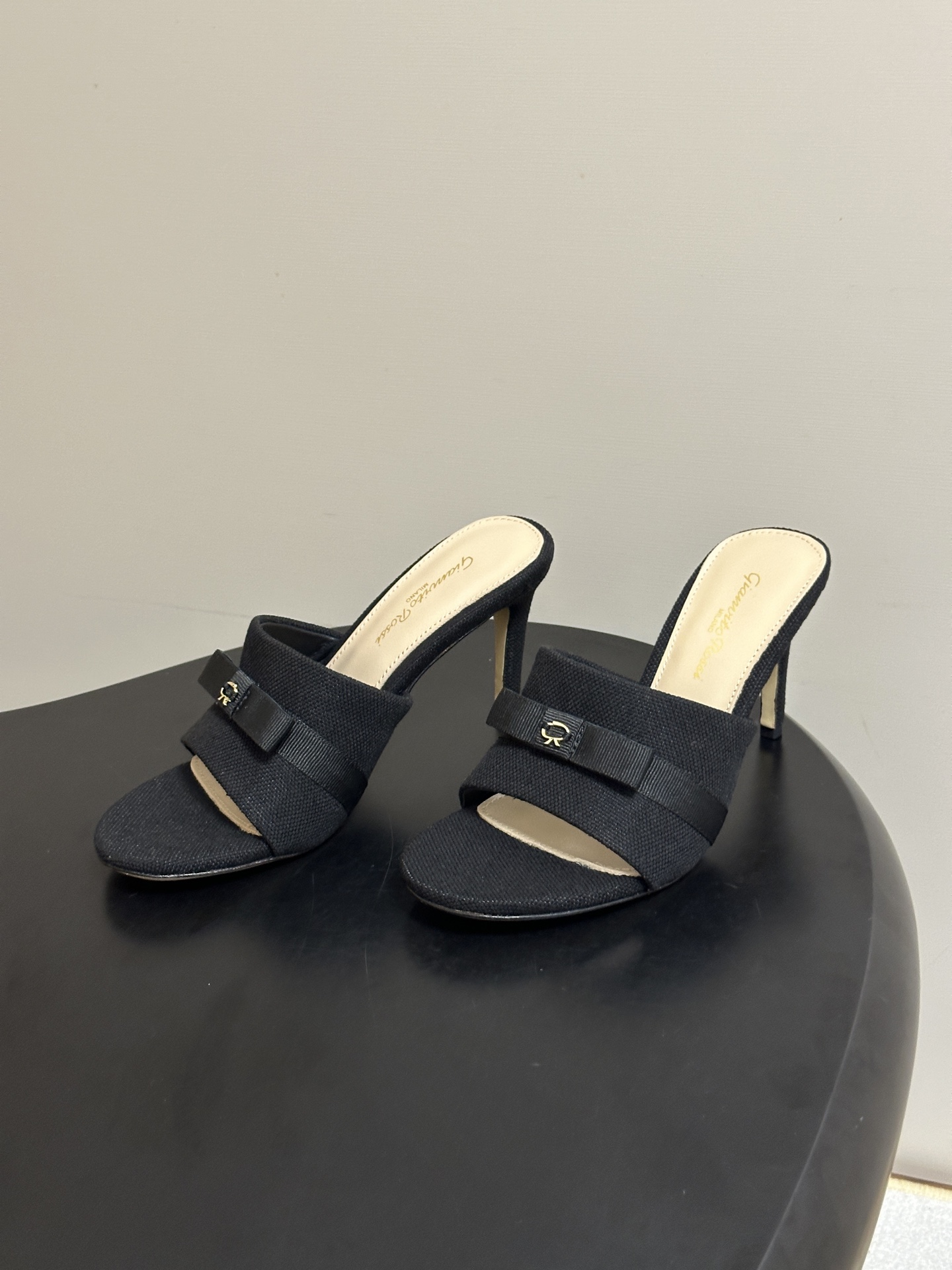 Gianvito Rossi 26春夏新款 罗西GR 经典R扣一字带平底凉拖鞋细高跟拖鞋 以品牌标志性的简约一字带廓形为 Gianvito Rossi 26春夏新款 罗西GR 经典R扣一字带平底凉拖鞋细高跟拖鞋 以品牌标志性的简约一字带廓形为
