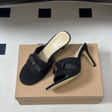 Gianvito Rossi 26春夏新款 罗西GR 经典R扣一字带平底凉拖鞋细高跟拖鞋 以品牌标志性的简约一字带廓形为 Gianvito Rossi 26春夏新款 罗西GR 经典R扣一字带平底凉拖鞋细高跟拖鞋 以品牌标志性的简约一字带廓形为