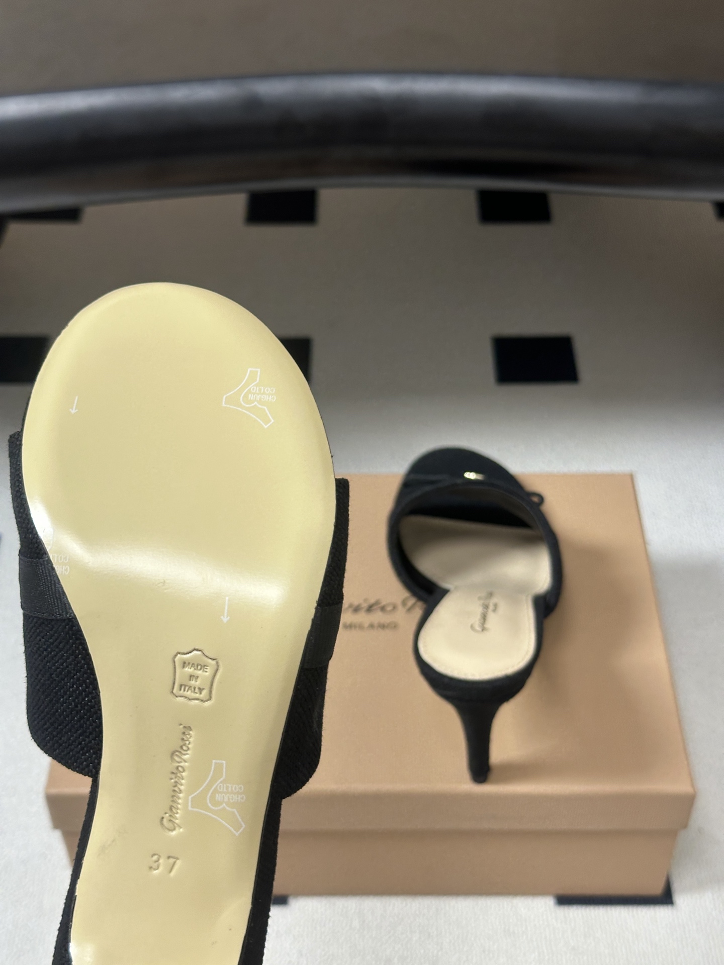 Gianvito Rossi 26春夏新款 罗西GR 经典R扣一字带平底凉拖鞋细高跟拖鞋 以品牌标志性的简约一字带廓形为 Gianvito Rossi 26春夏新款 罗西GR 经典R扣一字带平底凉拖鞋细高跟拖鞋 以品牌标志性的简约一字带廓形为