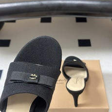 Gianvito Rossi 26春夏新款 罗西GR 经典R扣一字带平底凉拖鞋细高跟拖鞋 以品牌标志性的简约一字带廓形为 Gianvito Rossi 26春夏新款 罗西GR 经典R扣一字带平底凉拖鞋细高跟拖鞋 以品牌标志性的简约一字带廓形为