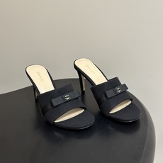 Gianvito Rossi 26春夏新款 罗西GR 经典R扣一字带平底凉拖鞋细高跟拖鞋 以品牌标志性的简约一字带廓形为 Gianvito Rossi 26春夏新款 罗西GR 经典R扣一字带平底凉拖鞋细高跟拖鞋 以品牌标志性的简约一字带廓形为