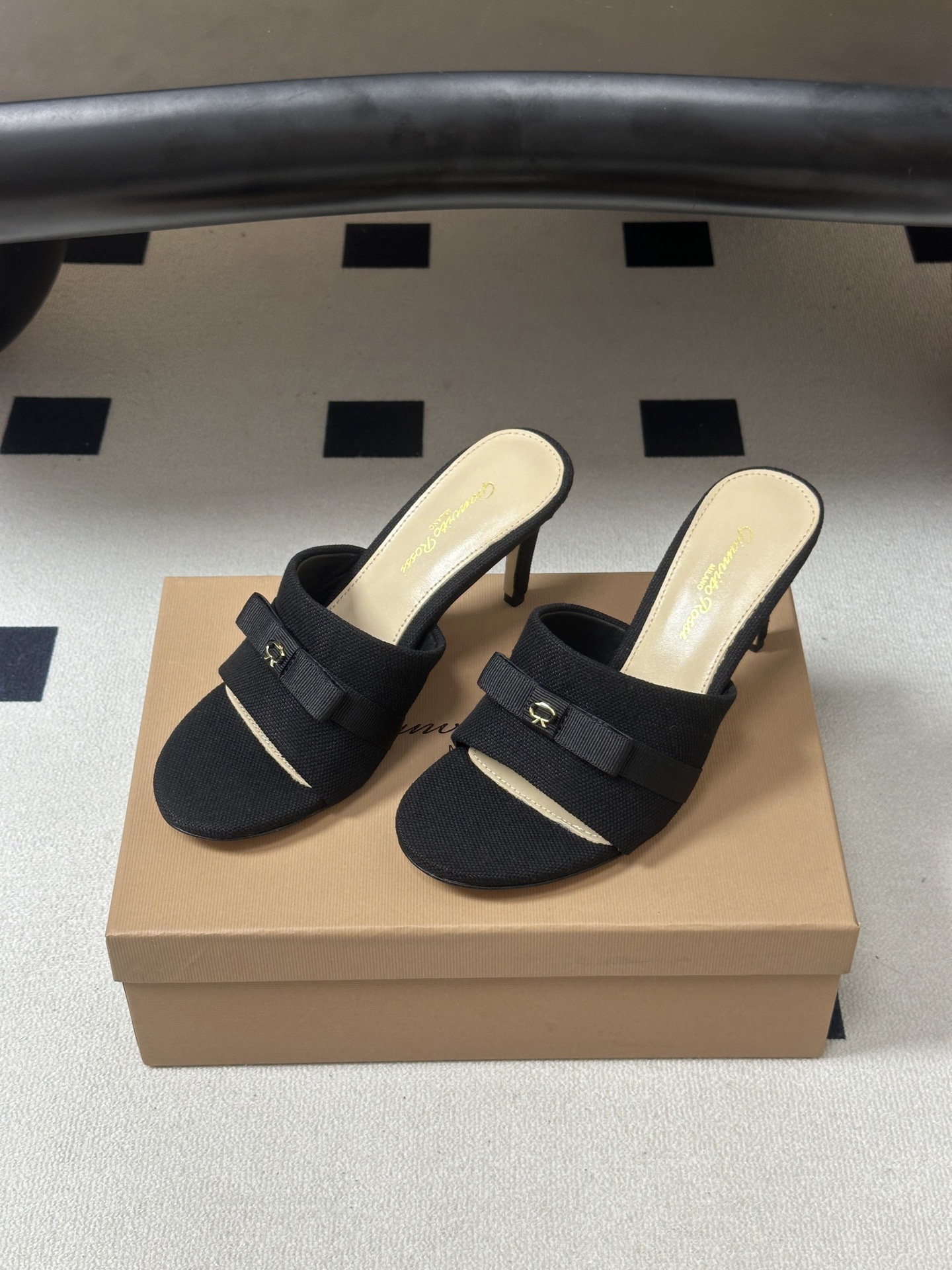 Gianvito Rossi 26春夏新款 罗西GR 经典R扣一字带平底凉拖鞋细高跟拖鞋 以品牌标志性的简约一字带廓形为 Gianvito Rossi 26春夏新款 罗西GR 经典R扣一字带平底凉拖鞋细高跟拖鞋 以品牌标志性的简约一字带廓形为