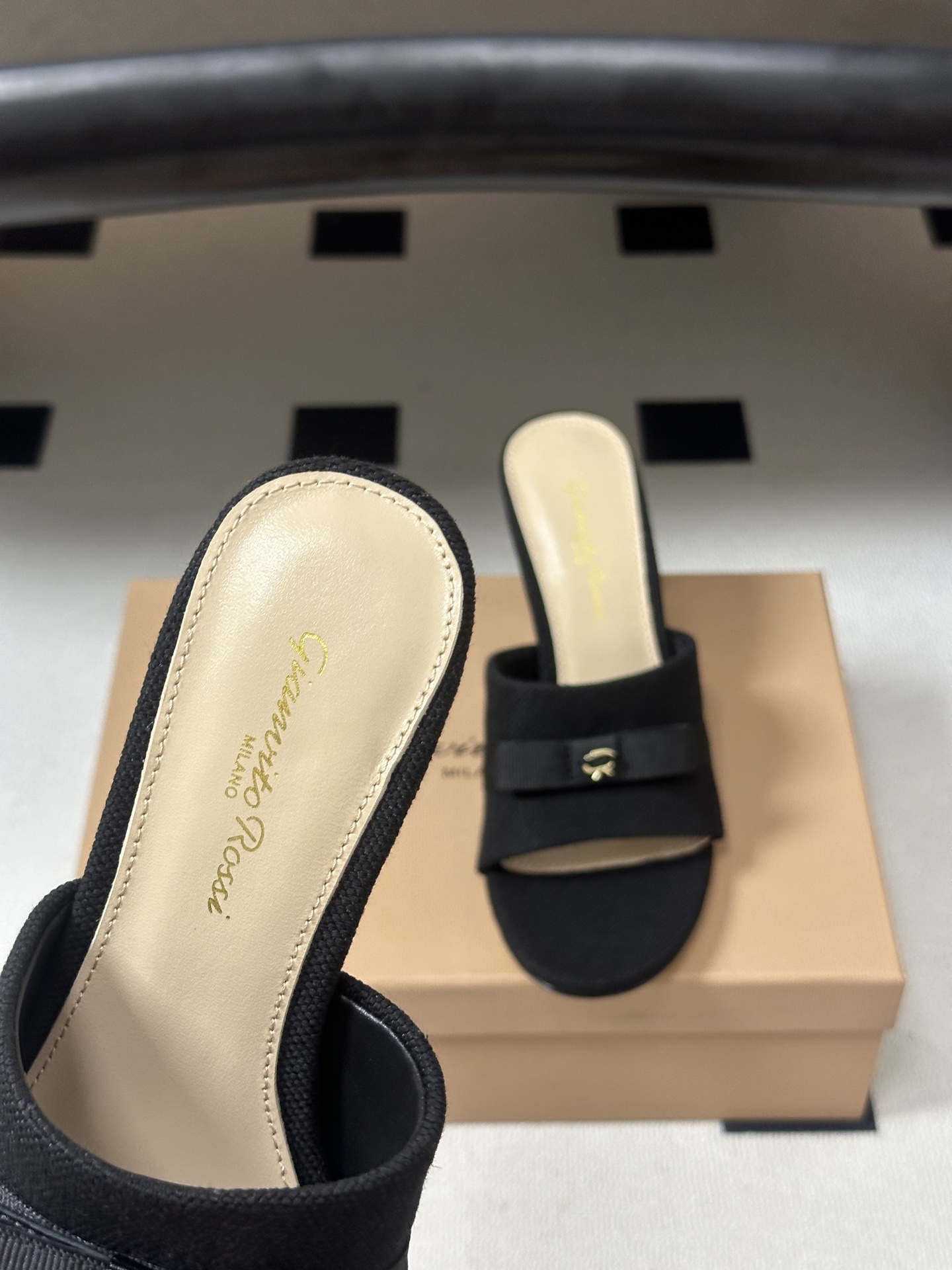 Gianvito Rossi 26春夏新款 罗西GR 经典R扣一字带平底凉拖鞋细高跟拖鞋 以品牌标志性的简约一字带廓形为 Gianvito Rossi 26春夏新款 罗西GR 经典R扣一字带平底凉拖鞋细高跟拖鞋 以品牌标志性的简约一字带廓形为