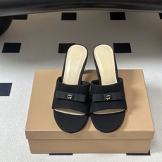 Gianvito Rossi 26春夏新款 罗西GR 经典R扣一字带平底凉拖鞋细高跟拖鞋 以品牌标志性的简约一字带廓形为 Gianvito Rossi 26春夏新款 罗西GR 经典R扣一字带平底凉拖鞋细高跟拖鞋 以品牌标志性的简约一字带廓形为
