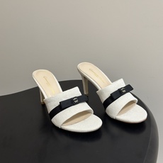 Gianvito Rossi 26春夏新款 罗西GR 经典R扣一字带平底凉拖鞋细高跟拖鞋 以品牌标志性的简约一字带廓形为 Gianvito Rossi 26春夏新款 罗西GR 经典R扣一字带平底凉拖鞋细高跟拖鞋 以品牌标志性的简约一字带廓形为