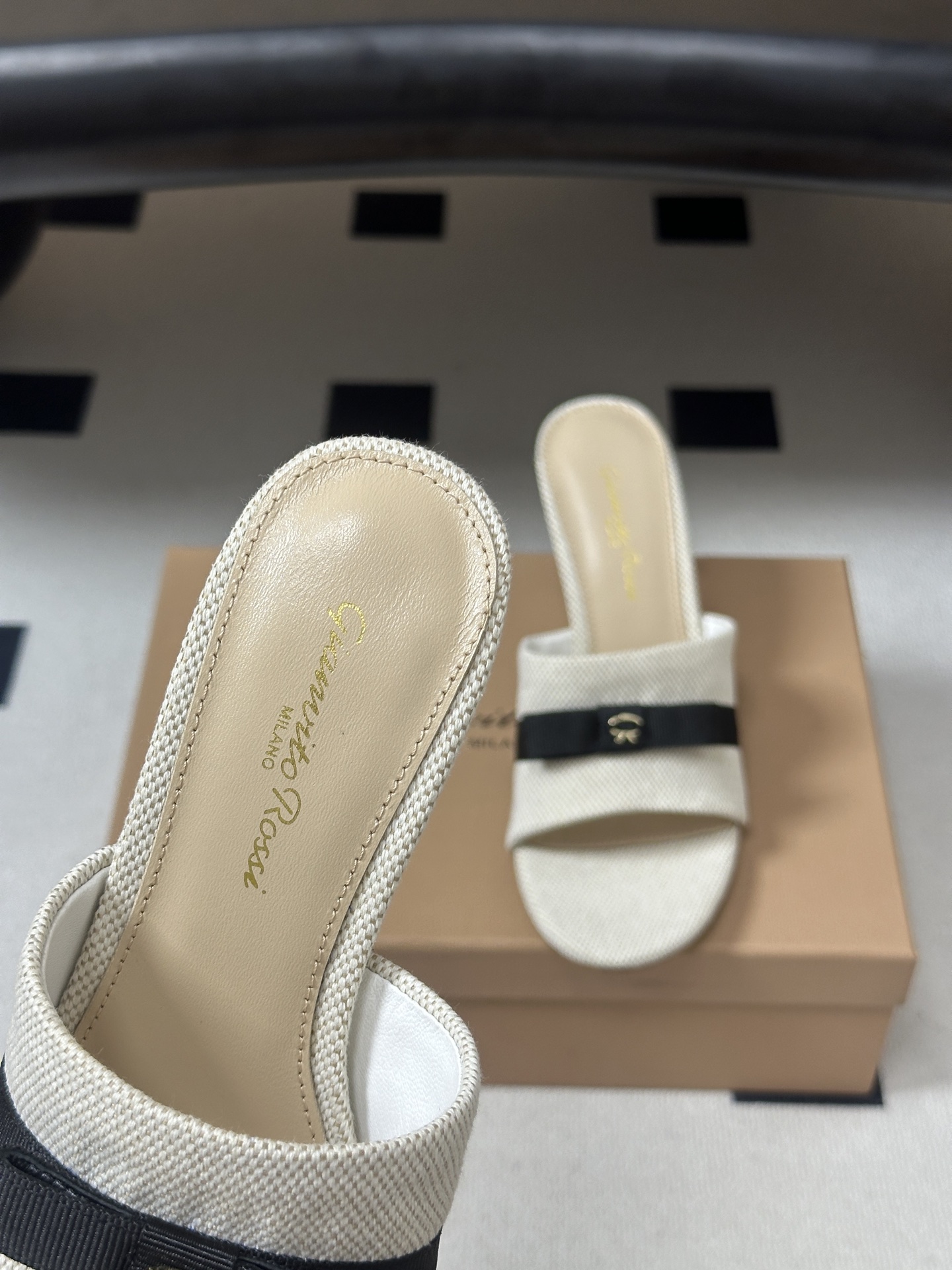 Gianvito Rossi 26春夏新款 罗西GR 经典R扣一字带平底凉拖鞋细高跟拖鞋 以品牌标志性的简约一字带廓形为 Gianvito Rossi 26春夏新款 罗西GR 经典R扣一字带平底凉拖鞋细高跟拖鞋 以品牌标志性的简约一字带廓形为