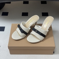 Gianvito Rossi 26春夏新款 罗西GR 经典R扣一字带平底凉拖鞋细高跟拖鞋 以品牌标志性的简约一字带廓形为 Gianvito Rossi 26春夏新款 罗西GR 经典R扣一字带平底凉拖鞋细高跟拖鞋 以品牌标志性的简约一字带廓形为