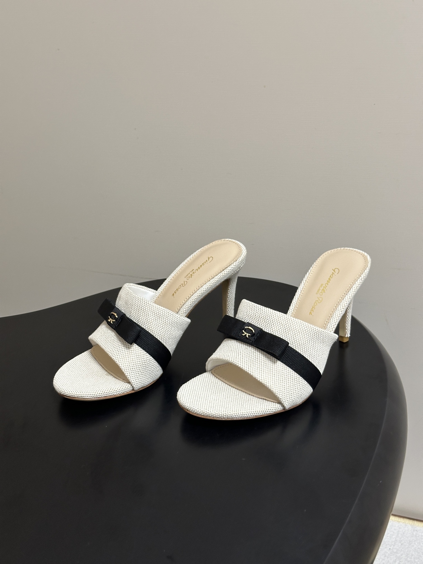 Gianvito Rossi 26春夏新款 罗西GR 经典R扣一字带平底凉拖鞋细高跟拖鞋 以品牌标志性的简约一字带廓形为 Gianvito Rossi 26春夏新款 罗西GR 经典R扣一字带平底凉拖鞋细高跟拖鞋 以品牌标志性的简约一字带廓形为