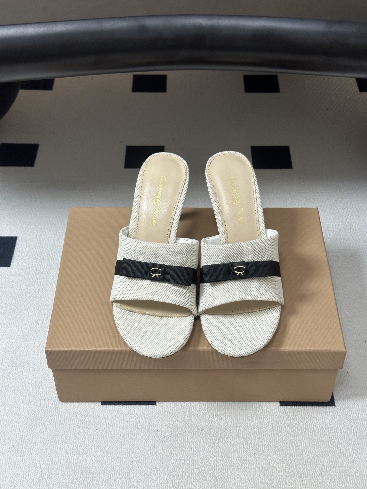 Gianvito Rossi 26春夏新款 罗西GR 经典R扣一字带平底凉拖鞋细高跟拖鞋 以品牌标志性的简约一字带廓形为 Gianvito Rossi 26春夏新款 罗西GR 经典R扣一字带平底凉拖鞋细高跟拖鞋 以品牌标志性的简约一字带廓形为