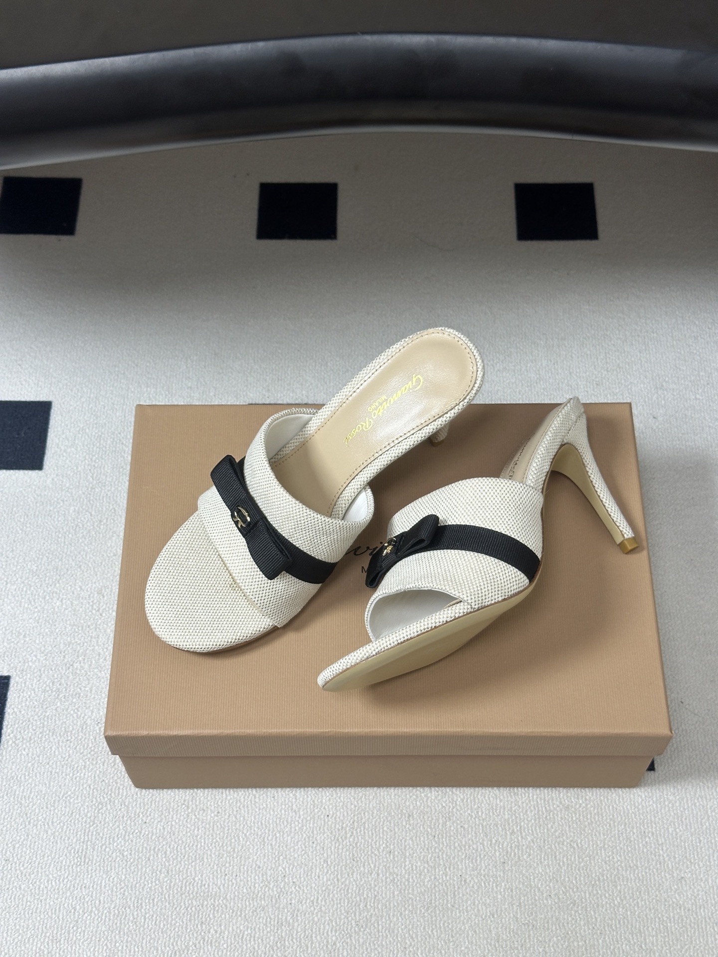 Gianvito Rossi 26春夏新款 罗西GR 经典R扣一字带平底凉拖鞋细高跟拖鞋 以品牌标志性的简约一字带廓形为 Gianvito Rossi 26春夏新款 罗西GR 经典R扣一字带平底凉拖鞋细高跟拖鞋 以品牌标志性的简约一字带廓形为