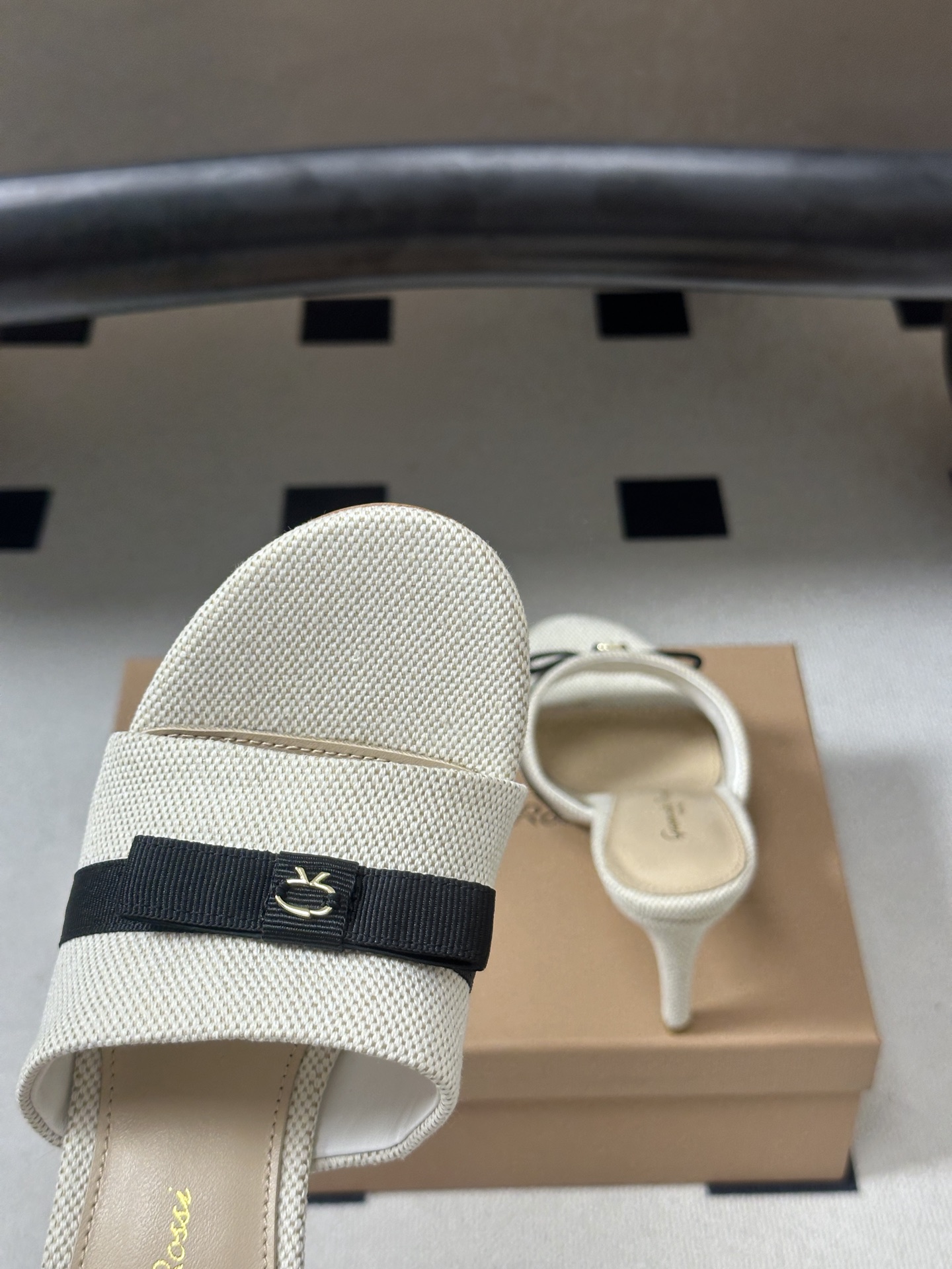 Gianvito Rossi 26春夏新款 罗西GR 经典R扣一字带平底凉拖鞋细高跟拖鞋 以品牌标志性的简约一字带廓形为 Gianvito Rossi 26春夏新款 罗西GR 经典R扣一字带平底凉拖鞋细高跟拖鞋 以品牌标志性的简约一字带廓形为