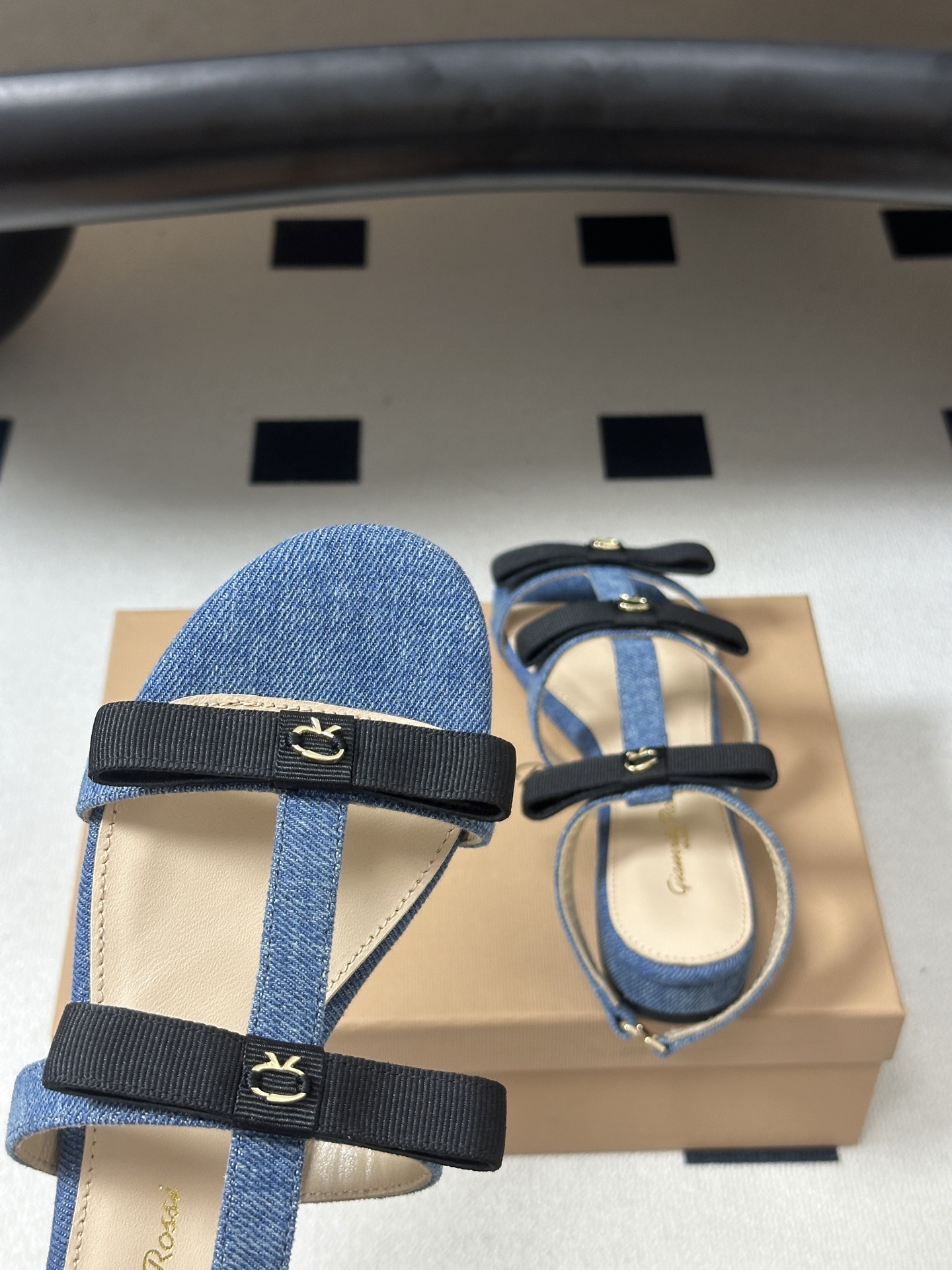 Gianvito Rossi 26春夏新款 罗西GR 经典R扣一字带平底凉拖鞋细高跟凉拖鞋绕带搭扣凉鞋 以品牌标志性的简 Gianvito Rossi 26春夏新款 罗西GR 经典R扣一字带平底凉拖鞋细高跟凉拖鞋绕带搭扣凉鞋 以品牌标志性的简