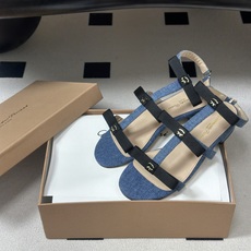 Gianvito Rossi 26春夏新款 罗西GR 经典R扣一字带平底凉拖鞋细高跟凉拖鞋绕带搭扣凉鞋 以品牌标志性的简 Gianvito Rossi 26春夏新款 罗西GR 经典R扣一字带平底凉拖鞋细高跟凉拖鞋绕带搭扣凉鞋 以品牌标志性的简