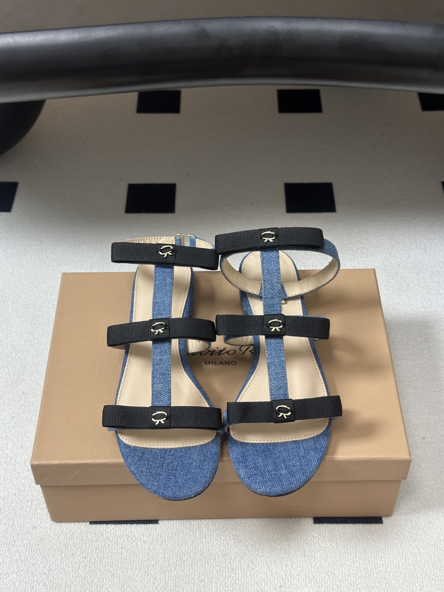 Gianvito Rossi 26春夏新款 罗西GR 经典R扣一字带平底凉拖鞋细高跟凉拖鞋绕带搭扣凉鞋 以品牌标志性的简 Gianvito Rossi 26春夏新款 罗西GR 经典R扣一字带平底凉拖鞋细高跟凉拖鞋绕带搭扣凉鞋 以品牌标志性的简