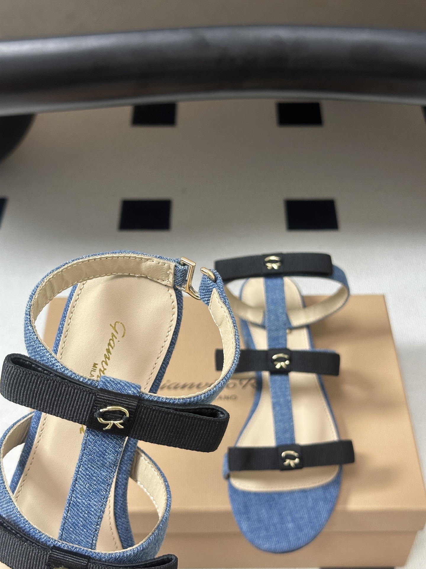Gianvito Rossi 26春夏新款 罗西GR 经典R扣一字带平底凉拖鞋细高跟凉拖鞋绕带搭扣凉鞋 以品牌标志性的简 Gianvito Rossi 26春夏新款 罗西GR 经典R扣一字带平底凉拖鞋细高跟凉拖鞋绕带搭扣凉鞋 以品牌标志性的简