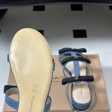 Gianvito Rossi 26春夏新款 罗西GR 经典R扣一字带平底凉拖鞋细高跟凉拖鞋绕带搭扣凉鞋 以品牌标志性的简 Gianvito Rossi 26春夏新款 罗西GR 经典R扣一字带平底凉拖鞋细高跟凉拖鞋绕带搭扣凉鞋 以品牌标志性的简