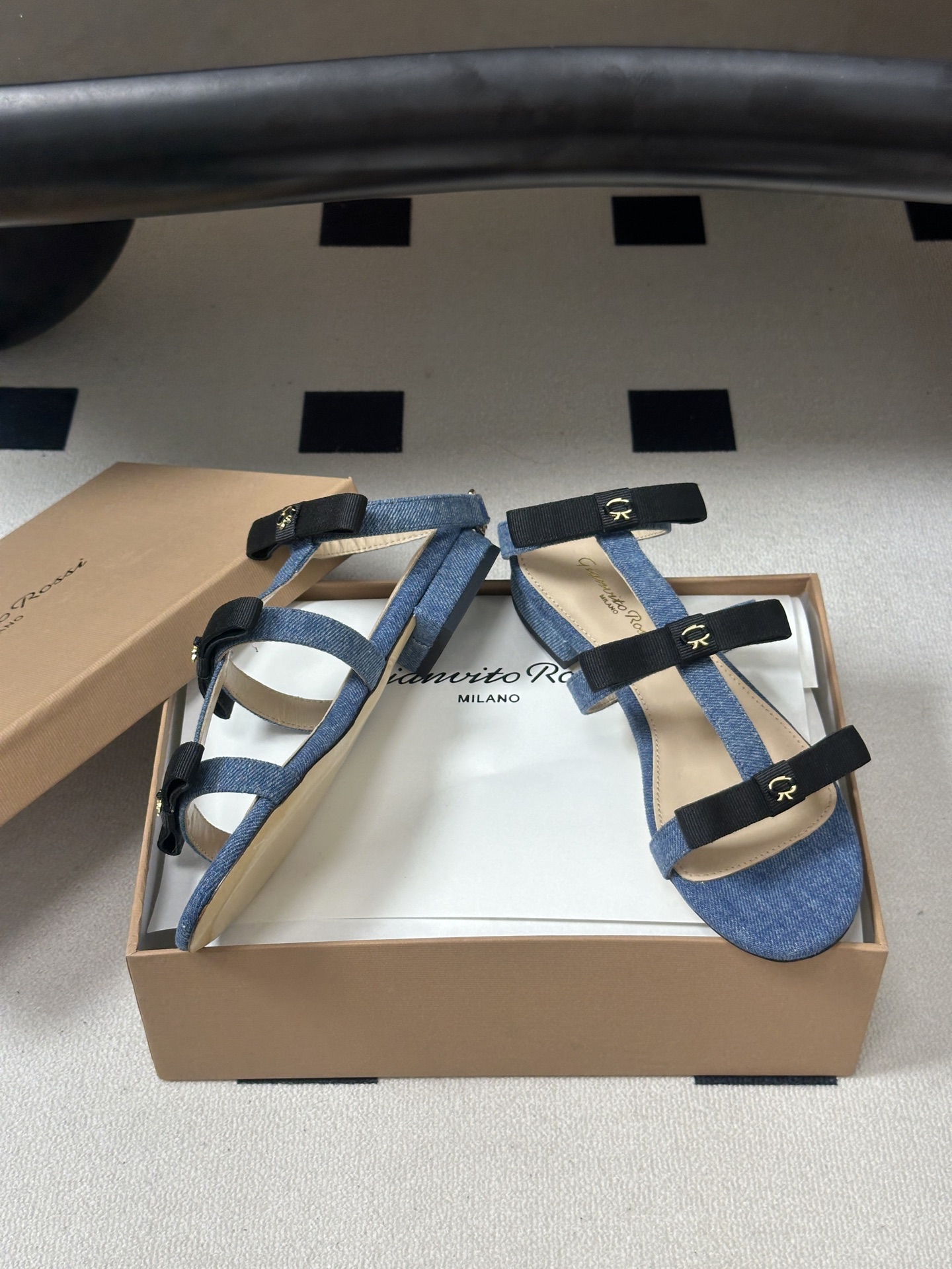 Gianvito Rossi 26春夏新款 罗西GR 经典R扣一字带平底凉拖鞋细高跟凉拖鞋绕带搭扣凉鞋 以品牌标志性的简 Gianvito Rossi 26春夏新款 罗西GR 经典R扣一字带平底凉拖鞋细高跟凉拖鞋绕带搭扣凉鞋 以品牌标志性的简