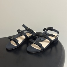 Gianvito Rossi 26春夏新款 罗西GR 经典R扣一字带平底凉拖鞋细高跟凉拖鞋绕带搭扣凉鞋 以品牌标志性的简 Gianvito Rossi 26春夏新款 罗西GR 经典R扣一字带平底凉拖鞋细高跟凉拖鞋绕带搭扣凉鞋 以品牌标志性的简