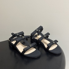Gianvito Rossi 26春夏新款 罗西GR 经典R扣一字带平底凉拖鞋细高跟凉拖鞋绕带搭扣凉鞋 以品牌标志性的简 Gianvito Rossi 26春夏新款 罗西GR 经典R扣一字带平底凉拖鞋细高跟凉拖鞋绕带搭扣凉鞋 以品牌标志性的简