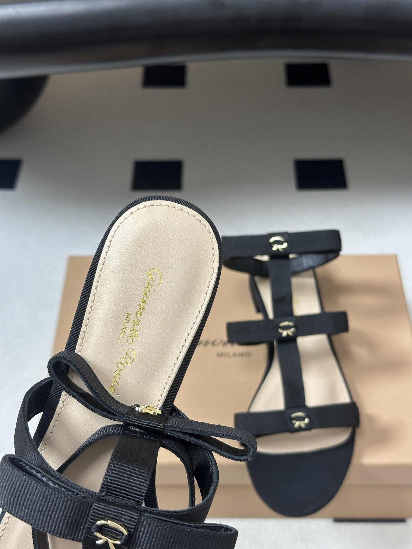 Gianvito Rossi 26春夏新款 罗西GR 经典R扣一字带平底凉拖鞋细高跟凉拖鞋绕带搭扣凉鞋 以品牌标志性的简 Gianvito Rossi 26春夏新款 罗西GR 经典R扣一字带平底凉拖鞋细高跟凉拖鞋绕带搭扣凉鞋 以品牌标志性的简
