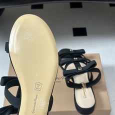 Gianvito Rossi 26春夏新款 罗西GR 经典R扣一字带平底凉拖鞋细高跟凉拖鞋绕带搭扣凉鞋 以品牌标志性的简 Gianvito Rossi 26春夏新款 罗西GR 经典R扣一字带平底凉拖鞋细高跟凉拖鞋绕带搭扣凉鞋 以品牌标志性的简