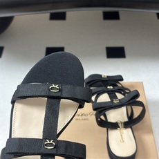 Gianvito Rossi 26春夏新款 罗西GR 经典R扣一字带平底凉拖鞋细高跟凉拖鞋绕带搭扣凉鞋 以品牌标志性的简 Gianvito Rossi 26春夏新款 罗西GR 经典R扣一字带平底凉拖鞋细高跟凉拖鞋绕带搭扣凉鞋 以品牌标志性的简