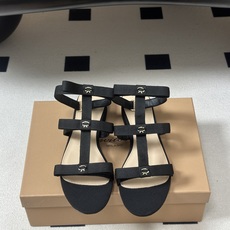 Gianvito Rossi 26春夏新款 罗西GR 经典R扣一字带平底凉拖鞋细高跟凉拖鞋绕带搭扣凉鞋 以品牌标志性的简 Gianvito Rossi 26春夏新款 罗西GR 经典R扣一字带平底凉拖鞋细高跟凉拖鞋绕带搭扣凉鞋 以品牌标志性的简