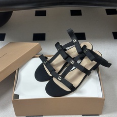 Gianvito Rossi 26春夏新款 罗西GR 经典R扣一字带平底凉拖鞋细高跟凉拖鞋绕带搭扣凉鞋 以品牌标志性的简 Gianvito Rossi 26春夏新款 罗西GR 经典R扣一字带平底凉拖鞋细高跟凉拖鞋绕带搭扣凉鞋 以品牌标志性的简