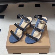 Gianvito Rossi 26春夏新款 罗西GR 经典R扣一字带平底凉拖鞋细高跟凉拖鞋绕带搭扣凉鞋 以品牌标志性的简 Gianvito Rossi 26春夏新款 罗西GR 经典R扣一字带平底凉拖鞋细高跟凉拖鞋绕带搭扣凉鞋 以品牌标志性的简