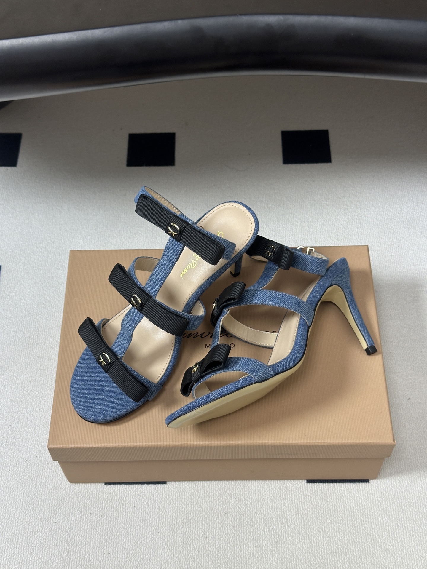Gianvito Rossi 26春夏新款 罗西GR 经典R扣一字带平底凉拖鞋细高跟凉拖鞋绕带搭扣凉鞋 以品牌标志性的简 Gianvito Rossi 26春夏新款 罗西GR 经典R扣一字带平底凉拖鞋细高跟凉拖鞋绕带搭扣凉鞋 以品牌标志性的简