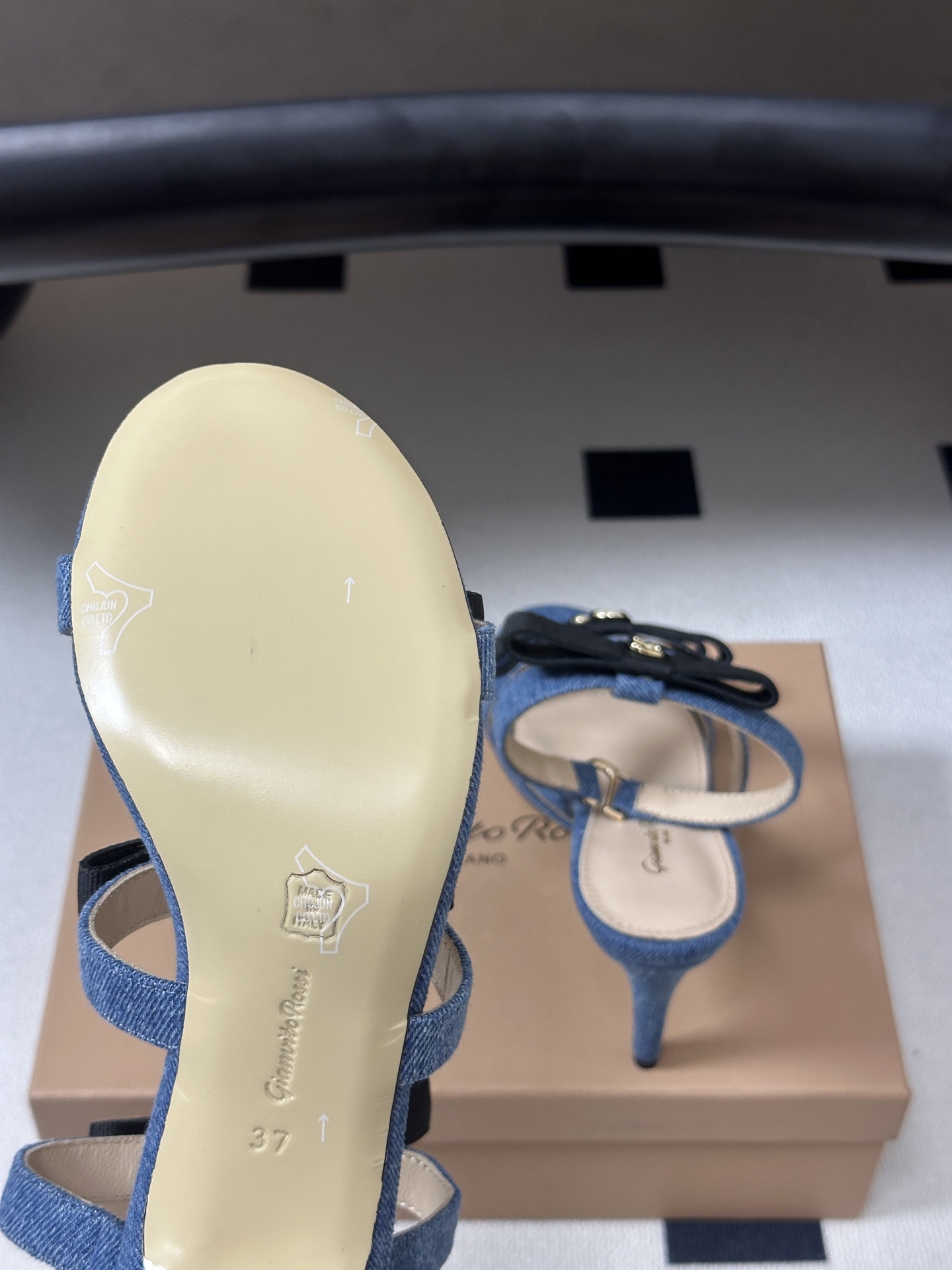 Gianvito Rossi 26春夏新款 罗西GR 经典R扣一字带平底凉拖鞋细高跟凉拖鞋绕带搭扣凉鞋 以品牌标志性的简 Gianvito Rossi 26春夏新款 罗西GR 经典R扣一字带平底凉拖鞋细高跟凉拖鞋绕带搭扣凉鞋 以品牌标志性的简