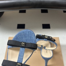 Gianvito Rossi 26春夏新款 罗西GR 经典R扣一字带平底凉拖鞋细高跟凉拖鞋绕带搭扣凉鞋 以品牌标志性的简 Gianvito Rossi 26春夏新款 罗西GR 经典R扣一字带平底凉拖鞋细高跟凉拖鞋绕带搭扣凉鞋 以品牌标志性的简