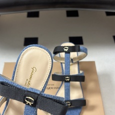 Gianvito Rossi 26春夏新款 罗西GR 经典R扣一字带平底凉拖鞋细高跟凉拖鞋绕带搭扣凉鞋 以品牌标志性的简 Gianvito Rossi 26春夏新款 罗西GR 经典R扣一字带平底凉拖鞋细高跟凉拖鞋绕带搭扣凉鞋 以品牌标志性的简