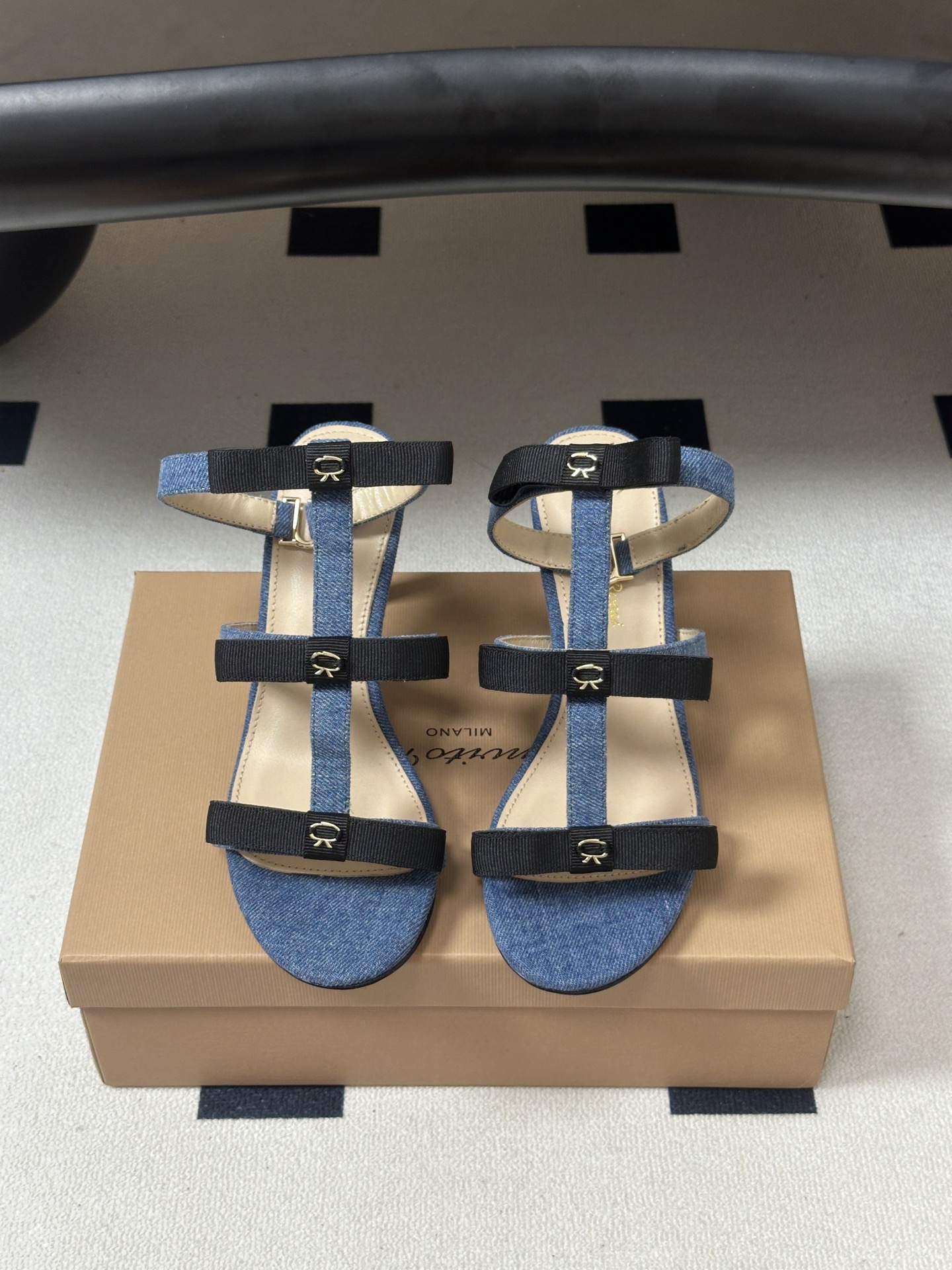 Gianvito Rossi 26春夏新款 罗西GR 经典R扣一字带平底凉拖鞋细高跟凉拖鞋绕带搭扣凉鞋 以品牌标志性的简 Gianvito Rossi 26春夏新款 罗西GR 经典R扣一字带平底凉拖鞋细高跟凉拖鞋绕带搭扣凉鞋 以品牌标志性的简