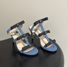 Gianvito Rossi 26春夏新款 罗西GR 经典R扣一字带平底凉拖鞋细高跟凉拖鞋绕带搭扣凉鞋 以品牌标志性的简 Gianvito Rossi 26春夏新款 罗西GR 经典R扣一字带平底凉拖鞋细高跟凉拖鞋绕带搭扣凉鞋 以品牌标志性的简