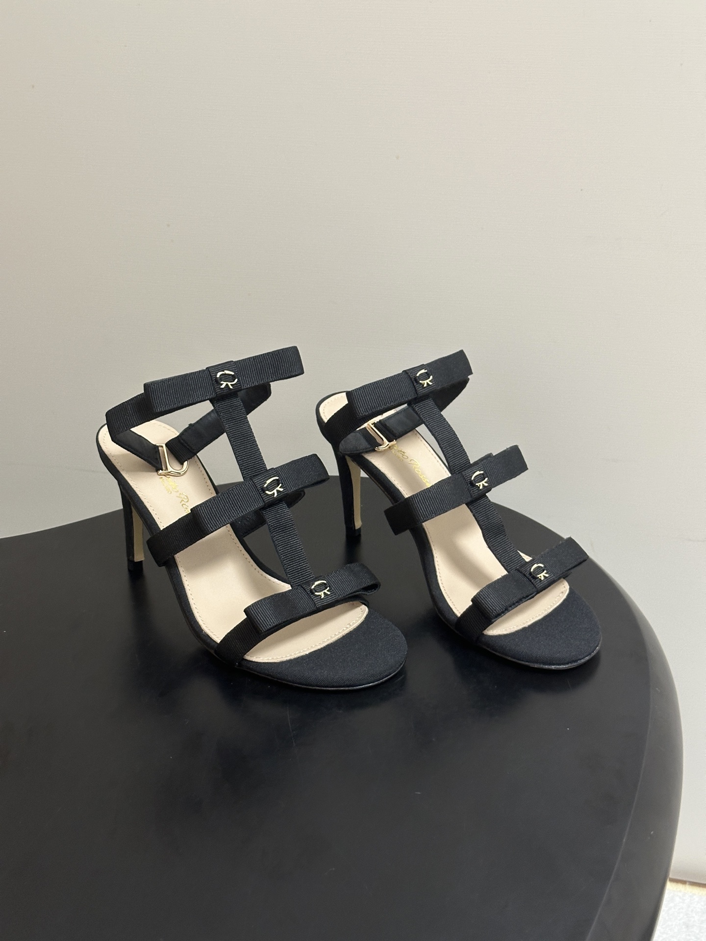 NO:958210,- Gianvito Rossi 26 spring and summer new style Rossi GR classic R buckle one-strap flat sandals stiletto heel sandals wrap strap buckle sandals  It is based on the brand's iconic simple one-line silhouette, with a natural straw texture upper, supplemented by black ribbons and metal buckles. There is no unnecessary complicated design, but it has an effortless noble atmosphere. The soft light color is perfect for all summer dressing scenes, from commuting to vacation, it can easily become the highlight of the style.  It has a light and sophisticated buff when paired with it. Paired with drapey wide-leg pants, it can create a casual French laziness. Paired with a simple dress, it can instantly turn into a gentle temperament. Even paired with denim items, it can create unexpected fashion sparks, making it easy to choose different styles. The upper is customized linen fabric, the lining is sheepskin, and the sole is Italian leather outsole.  Size 35-39 (40.41 customized, non-refundable), sandals, sandals, slippers, espadrilles, skirts, sheepskin, Leather soles19860909- Gianvito Rossi 26春夏新款 罗西GR 经典R扣一字带平底凉拖鞋细高跟凉拖鞋绕带搭扣凉鞋 以品牌标志性的简约一字带廓形为基底,搭配天然草编质感的鞋面,辅以黑色饰带与金属扣点缀,没有多余的繁杂设计,却自带不费力的贵气氛围.柔和的浅色调完美适配夏日的所有穿搭场景,从通勤到度假,都能轻松成为造型亮点. 搭配上更是自带轻熟buff,搭配垂感阔腿裤能穿出随性的法式慵懒感,搭配简约连衣裙又能秒变温柔气质挂,甚至搭配牛仔单品也能碰撞出意想不到的时髦火花,轻松拿捏不同风格. 鞋面定制亚麻布面料 内里垫脚羊皮 鞋底意大利真皮大底 码数35-39（40.41定做不退换）,凉鞋,sandals,slippers,espadrilles,skirts,sheepskin,Leather soles,Women's Shoes