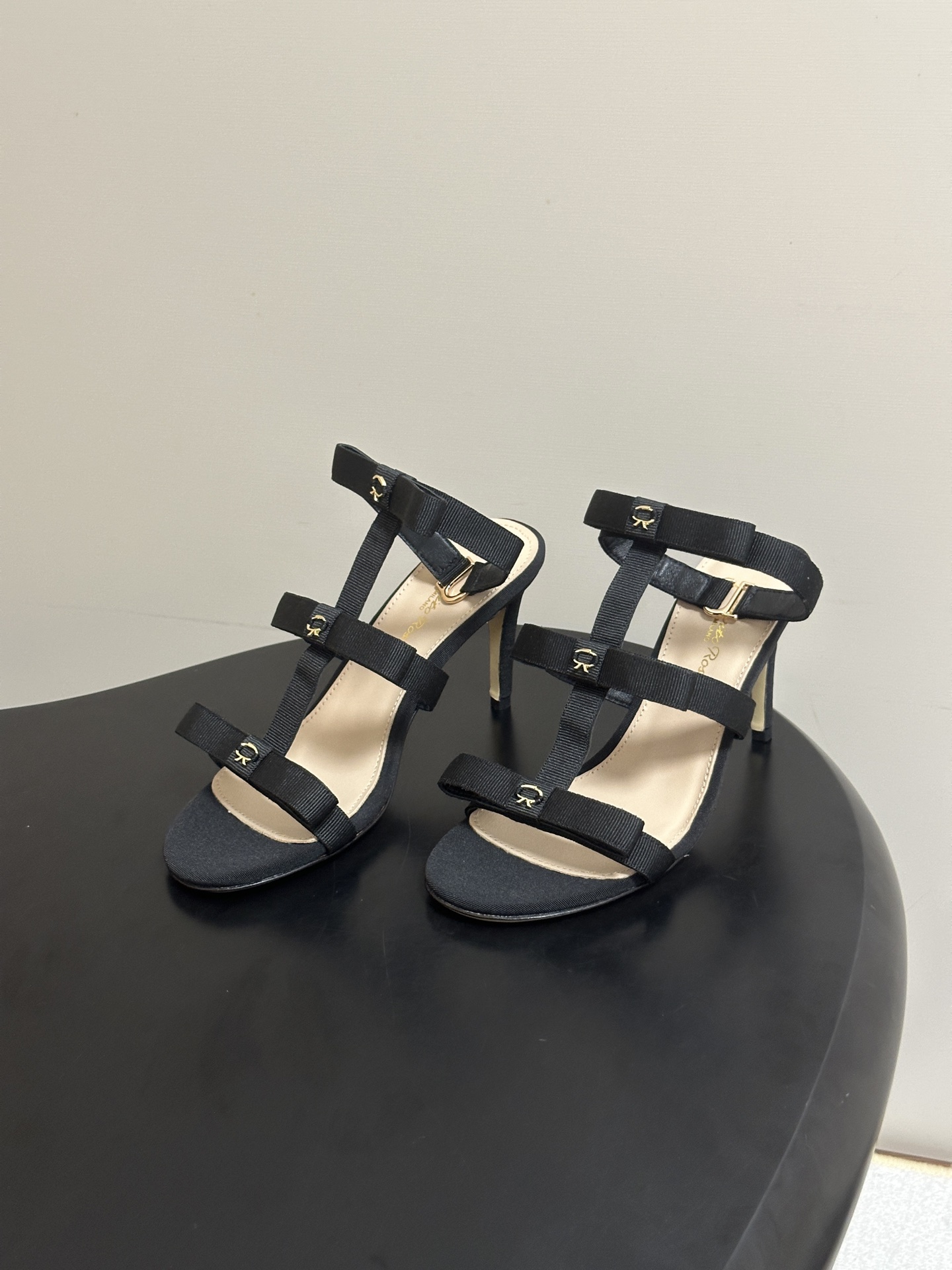 Gianvito Rossi 26春夏新款 罗西GR 经典R扣一字带平底凉拖鞋细高跟凉拖鞋绕带搭扣凉鞋 以品牌标志性的简 Gianvito Rossi 26春夏新款 罗西GR 经典R扣一字带平底凉拖鞋细高跟凉拖鞋绕带搭扣凉鞋 以品牌标志性的简