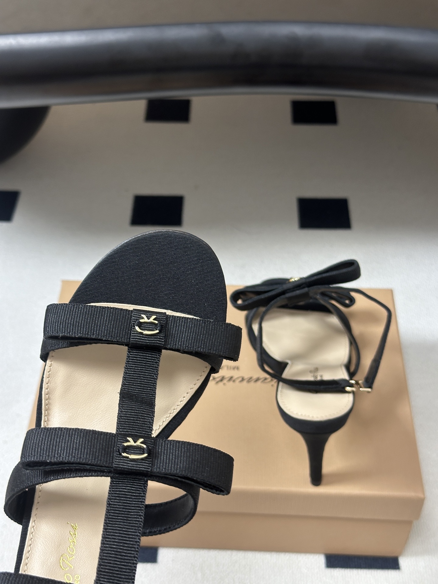 Gianvito Rossi 26春夏新款 罗西GR 经典R扣一字带平底凉拖鞋细高跟凉拖鞋绕带搭扣凉鞋 以品牌标志性的简 Gianvito Rossi 26春夏新款 罗西GR 经典R扣一字带平底凉拖鞋细高跟凉拖鞋绕带搭扣凉鞋 以品牌标志性的简