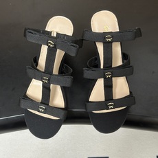 Gianvito Rossi 26春夏新款 罗西GR 经典R扣一字带平底凉拖鞋细高跟凉拖鞋绕带搭扣凉鞋 以品牌标志性的简 Gianvito Rossi 26春夏新款 罗西GR 经典R扣一字带平底凉拖鞋细高跟凉拖鞋绕带搭扣凉鞋 以品牌标志性的简